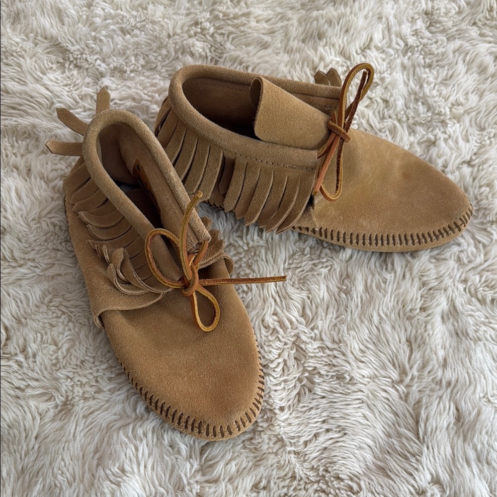 Minnetonka Tan Suede women’s Moccasins